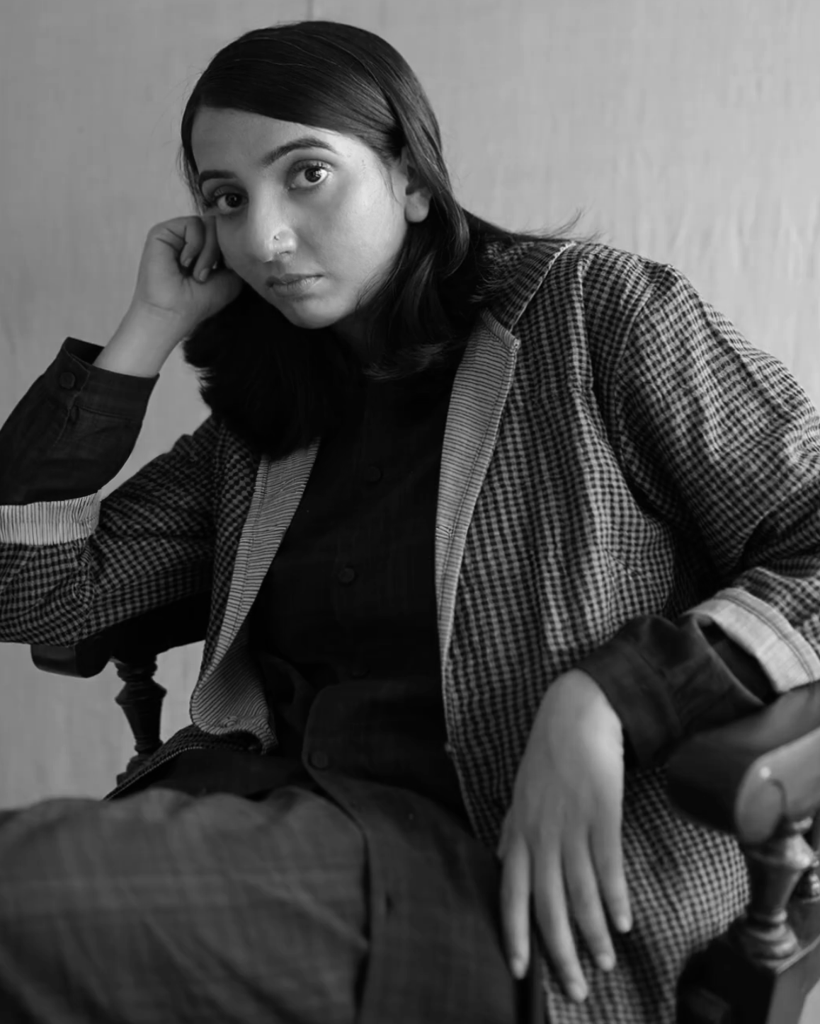 Bhaavya Goenka, fundadora de Iro Iro, sentada en su estudio
